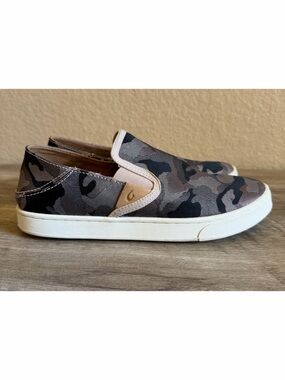 OluKai Pehuea Pa'i Womens slip-on sneakers gray and black camouflage Size 7.5